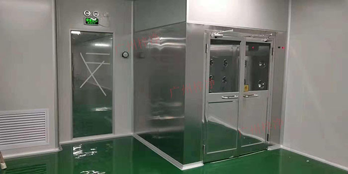 風(fēng)淋室原理是通過(guò)強(qiáng)效空氣射流對(duì)人員或物品進(jìn)行表面吹淋，以去除附著在表面上的塵埃和微生物。