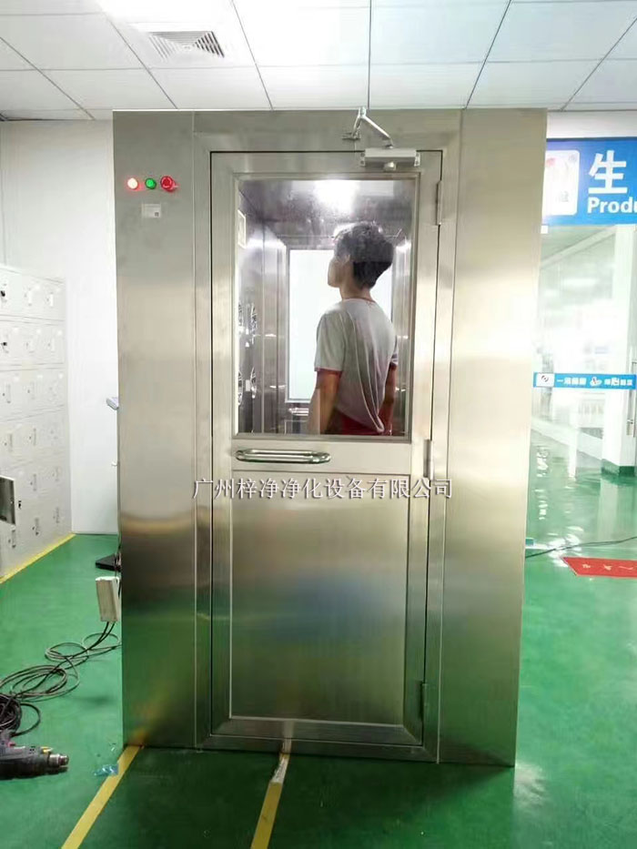 操作前應檢查風淋室各部件是否完好，包括門體、噴嘴、風機、照明等。
